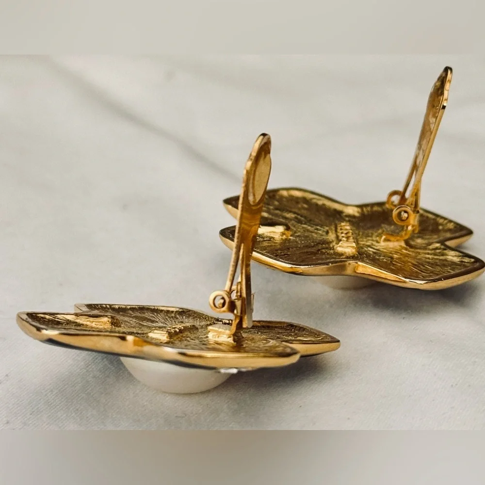 ESSEX Vintage Clip-on Earrings - Picture 5 of 5
